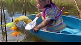 小猴子比比划船带鸭子三兄弟学游泳，竟意外发现河里长满了水果
