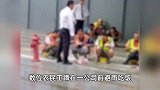 农民工在大楼下吃饭避雨，疑遭安保人员无情驱赶：我们这里不准吃