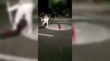 安排上了！英格兰球迷把路面刷成红白十字旗：足球要回家了！