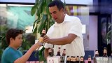 小孩子贴上胡子冒充大人去买酒喝，被识破撵走
