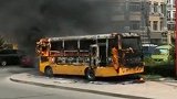 哈尔滨一校车不明原因自燃 烧得只剩下铁架子