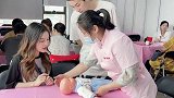 今天办了件儿大事！订好月嫂啦！终于可以安心卸货了！最后放了月嫂面试清单哦～周泓都 月嫂