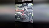 爆新鲜-20170206-实拍浙江女子被压商务车下群众同巡警合力抬车救人