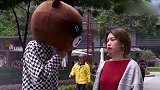 网红熊去街头做节目，问一个人就被打一次，这样真的好吗？