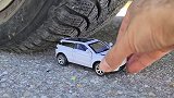 趣味脑洞实验：牛人驾驶汽车碾压超级跑车玩具！