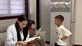 弟弟这个动作太意外了，妈咪就在一边看戏