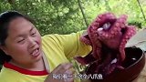 300元买一只5斤八爪鱼，胖姐一鱼2吃，白灼加酱爆，吃过瘾！