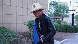 小伙着急上厕所，没想收费员是个慢性子，小伙被整惨了，全程太搞