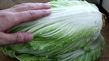 住楼房里囤白菜的好方法，简单2步，放半年都不再坏的，太实用了