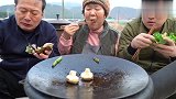 全家一起享用木炭烤韩国牛肋骨，太香了