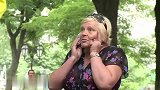 小伙一口气喝下一桶水，路人惊呆了，这操作真牛！