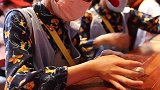 小朋友们亲手体验做非遗