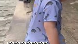 妈妈粗心忘给宝宝脱尿不湿游泳，宝宝上岸秒变“小蜜桃臀”
