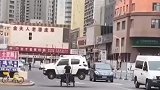 大爷蹬三轮拉汽车太拉风