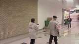 男子躲在垃圾桶里，结果太好笑了