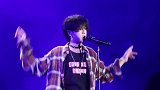 华晨宇音乐节上唱歌太投入,兴奋到手舞足蹈!