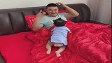 女儿压到爸爸的脚了，结果下一秒，爸爸的反应太无情了