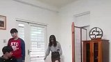 女子第一次玩平衡车，不熟练前后摇摆