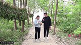 非凡变成大妈模样骗欢欢零食吃，不料被欢欢发现，结果被打一顿