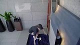姑娘为混进总裁家，将自己塞进行李箱，结局太惨了