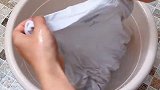 白衣服发黄不好清洗，我来教你怎么去洗吧，你学会了吗