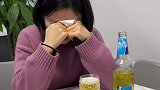 女子吃饭时突然情绪失控崩溃痛哭