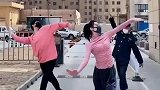 画面太逗忍不住笑出了声！后面那位大叔你是认真的吗？太搞笑了