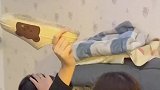 女生被画眉，还得举着鞋子