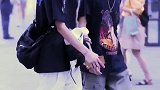 第一个用一笑倾城来形容，你们觉得呢？