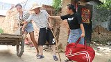 俩个儿媳嫌公公生病，把他赶出门外，大儿媳得知后做法感人