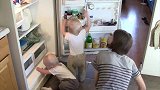 妈妈一开冰箱，双胞胎宝宝马上过来抢东西，画面太逗了！