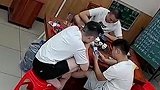 广东汕头：吃饭时突然蜈蚣掉落，男子淡定将其抓来泡酒