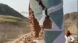 小伙子拆烟筒子是真悬
