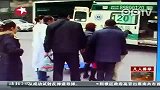路人抬起摔伤女子紧急营救