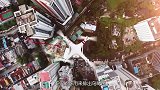 老外遥控无人机飞到深井中，当无人机上来时，结果意外发生了！