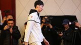 新疆男篮抵达四川备战赛季首战 周琦穿拖鞋低头入场