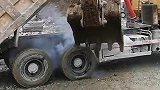 挖掘机放气，轮胎瞬间爆炸