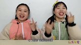 妹子舔超大波板糖，闺蜜的漂亮还能出声，是棒棒糖造型响鼓在搞怪