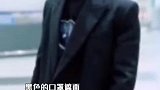 黄晓明穿黑色的大衣，时髦帅气，优雅高级