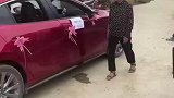 大娘坐上接伴娘的车，把伴郎给整不会了，我的幸福怎么办！