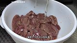 炒猪肝切记不要焯水放料酒，一煸一炒30秒，鲜香滑嫩无腥味