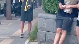 男生手捧鲜花手拿戒指向女生表白