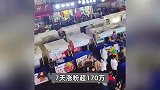 网红理发师的邻居同行店里冷清，网友让其改公厕，店主秒拒：喜欢理发