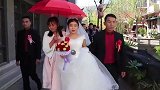 云南小伙结婚，乡亲们男女唱山歌，气氛好热闹