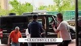 67岁冯巩河北县城演出，现场人山人海场地寒酸，受当地隆重接待