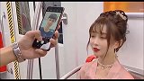 男生对着小姐姐自拍，被小姐姐训斥
