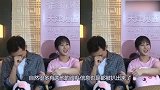 李现和超模刘雯合影，袒露古铜色胸膛秀腹肌，成少女杀手