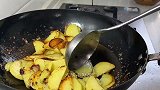 干锅土豆的家常做法，不用过油也绵软入味，做法简单，好吃又下饭