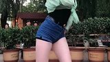 姑娘你跳得再好也是配角，后面的大妈才是主角