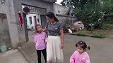 农村小伙带孩子拔乳牙，下定决心也拔掉自己的牙齿，这次啃肉难了